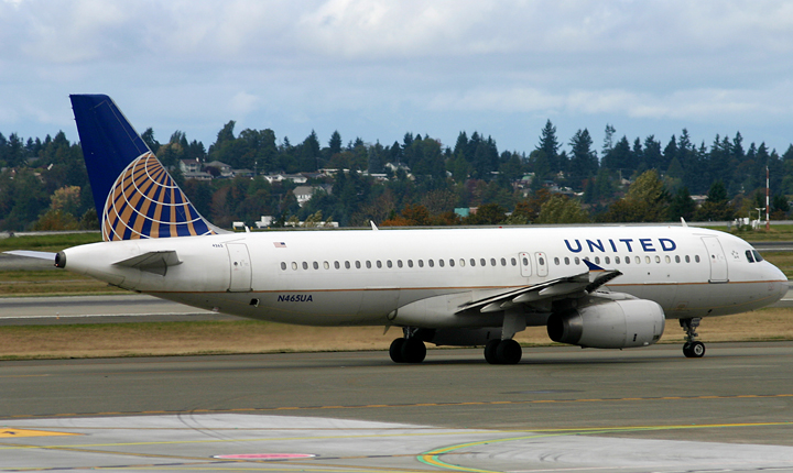 United Airlines Airbus A320-232 On Taxiway