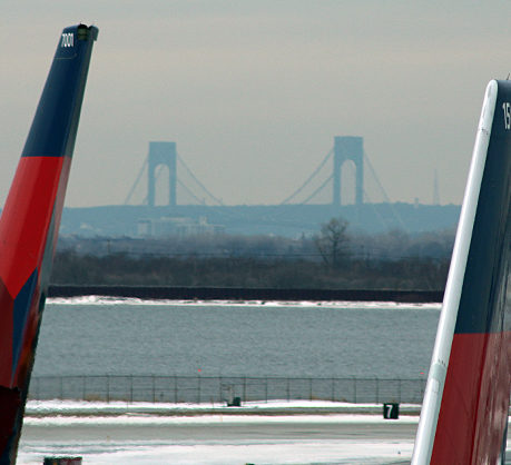 Delta Air Lines tails Verrazano Bridge
