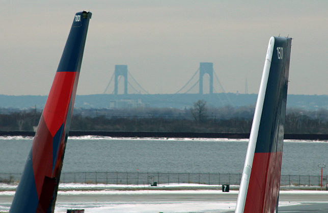 Delta Air Lines tails Verrazano Bridge