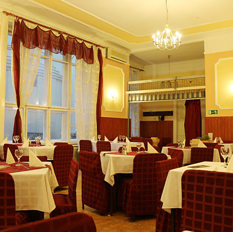 Hanna Orthodox Glatt Kosher restaurant Budapest