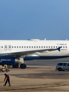 JetBlue Airways A318-321 airplane
