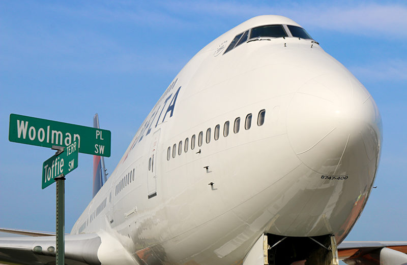 Delta Air Lines Boeing 747-451 airplane