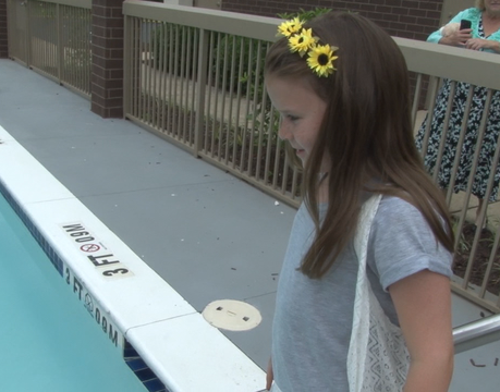 Girl saves woman drowning in pool