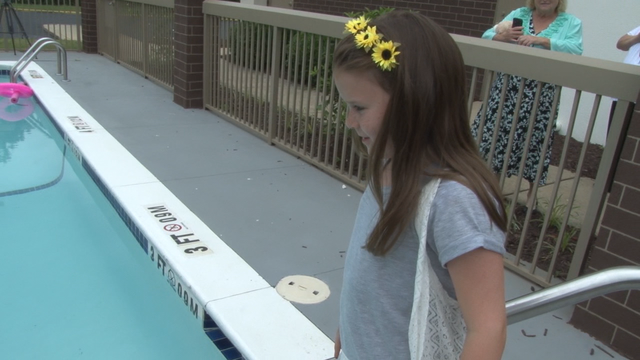 Girl saves woman drowning in pool