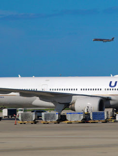 United Airlines Boeing 777-222(ER) airplane