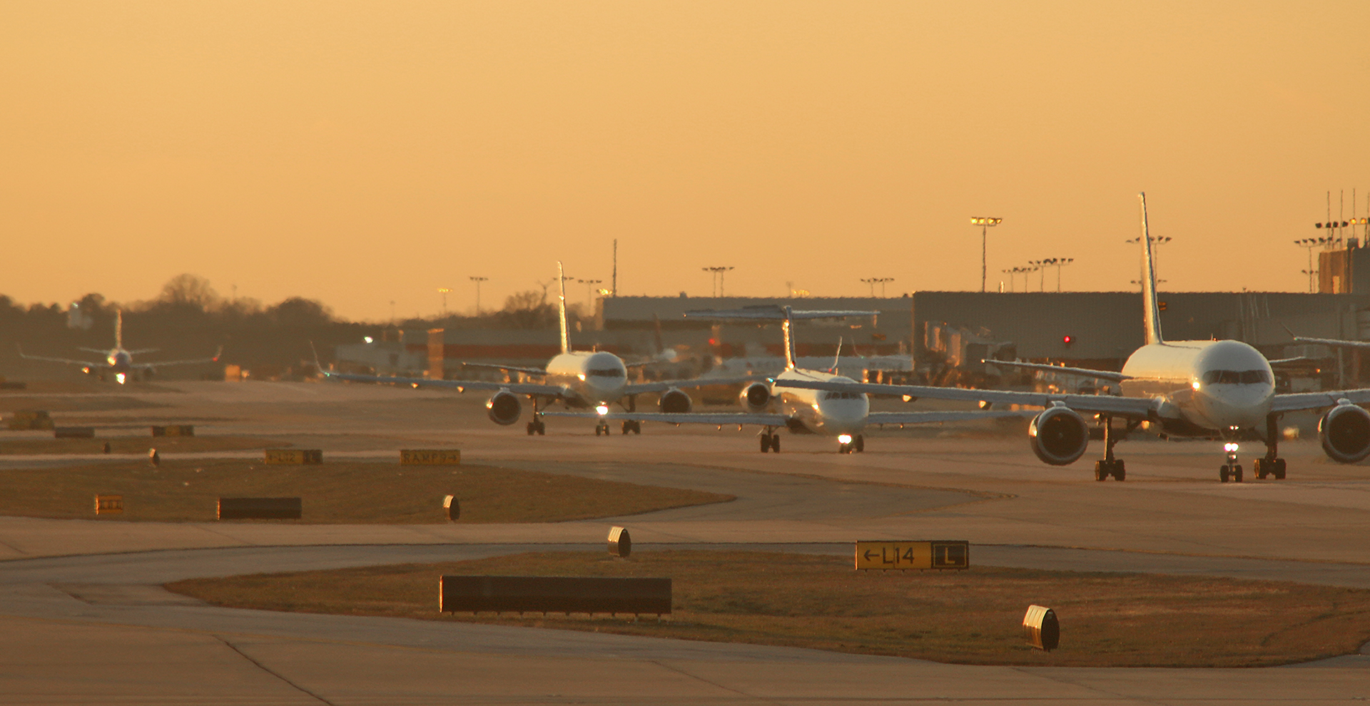 airplanes taxiway