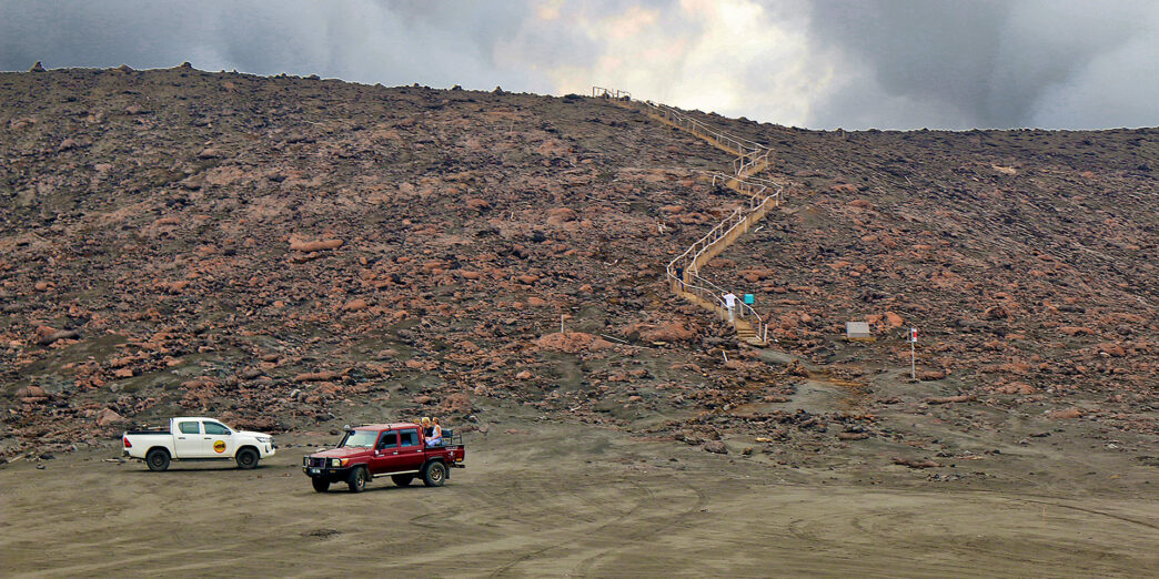 a group of cars on a dirt hill