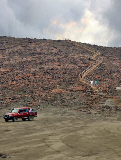 a group of cars on a dirt hill
