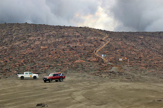 a group of cars on a dirt hill