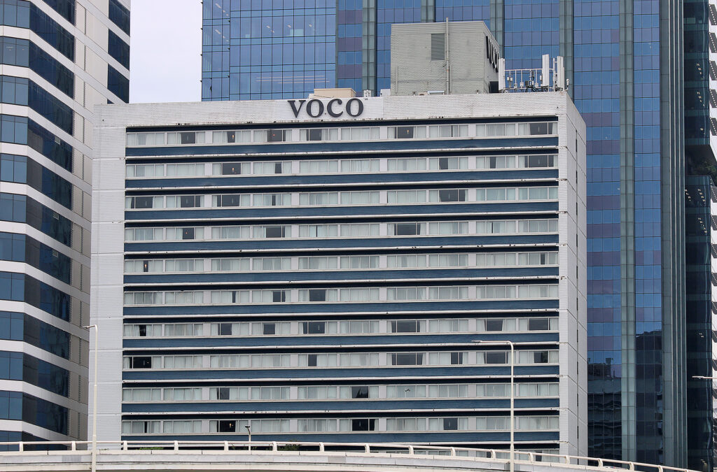 a large building with many windows