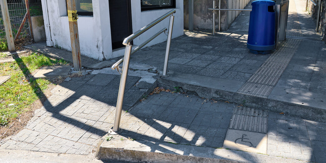 a railing on a sidewalk